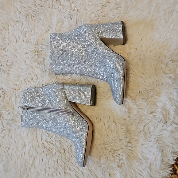 Madden Girl Glitter Fab Silver Sparkle Booties size 6.5, like new, without box - Picture 3 of 12